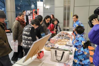 手作りした会津木綿の手芸品などを販売する出演者