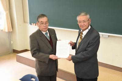 渡辺町長に報告書を手渡す河津委員長