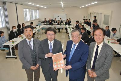 第二次復興計画の改定案を渡辺町長に手渡す初沢委員長