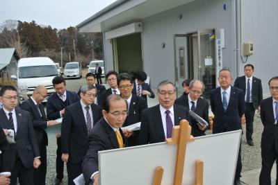 町の復興状況について渡辺町長から説明を受ける原田大臣