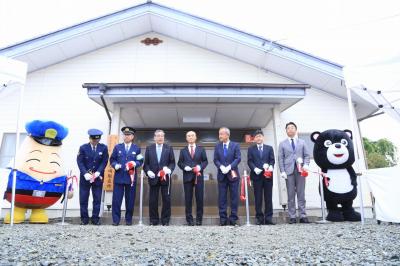 テープカットで駐在所の開所を祝う関係者