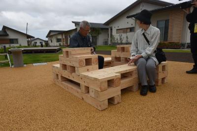 災害公営住宅中庭に設置されたベンチ