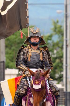 南相馬市内で行列を行う鈴木さん