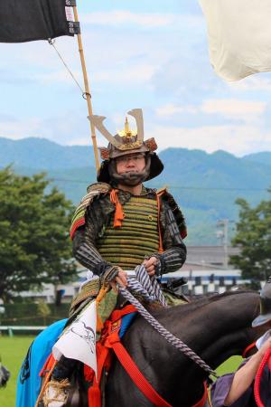 行列で雲雀ヶ 原祭場地に到着した小野田淳さん