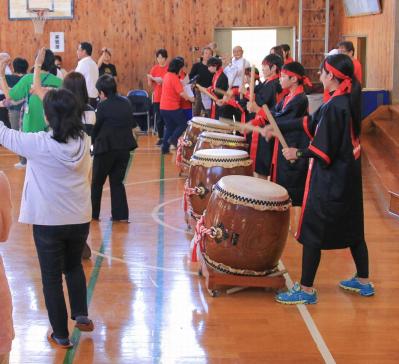 盆踊りで太鼓をたたく児童