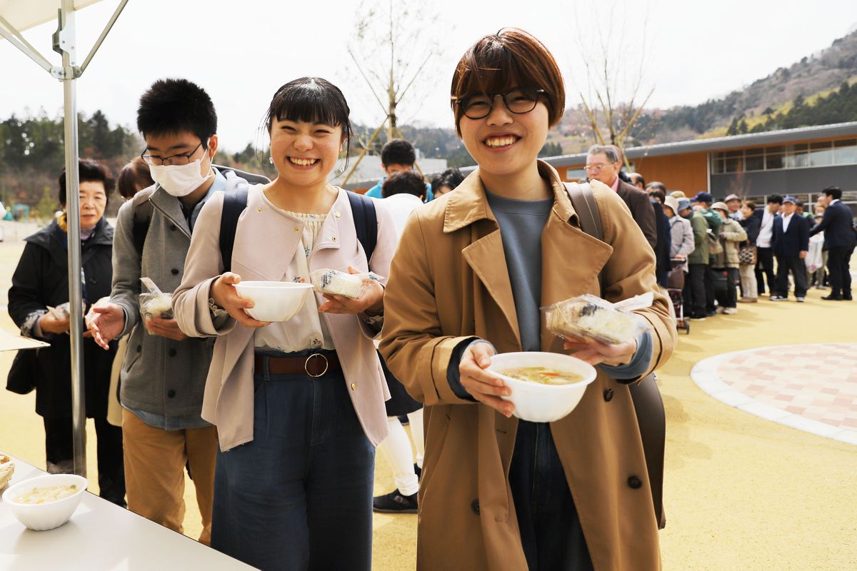 まちびらきイベントで行列ができた豚汁の振る舞い