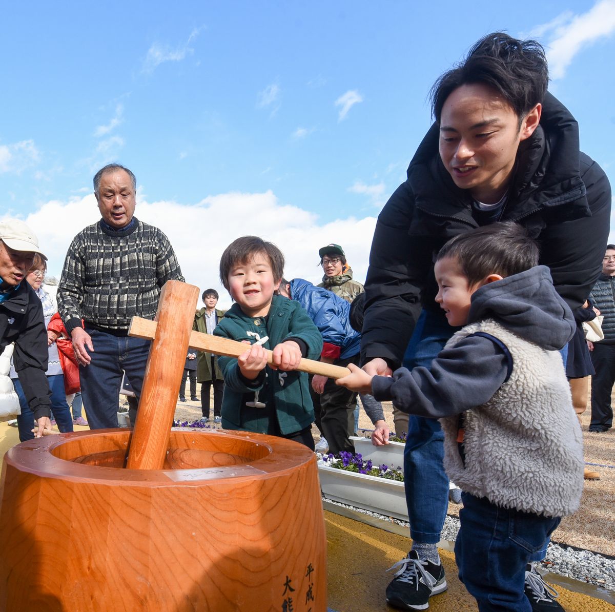 子どもたちが杵でもちをつく様子