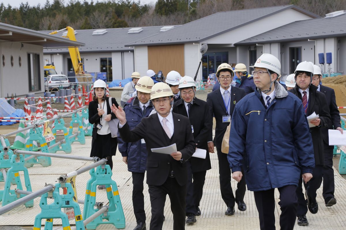 知事が大川原を視察している様子