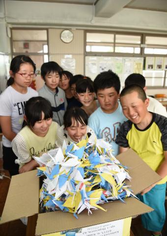 ウクライナから折り鶴届く