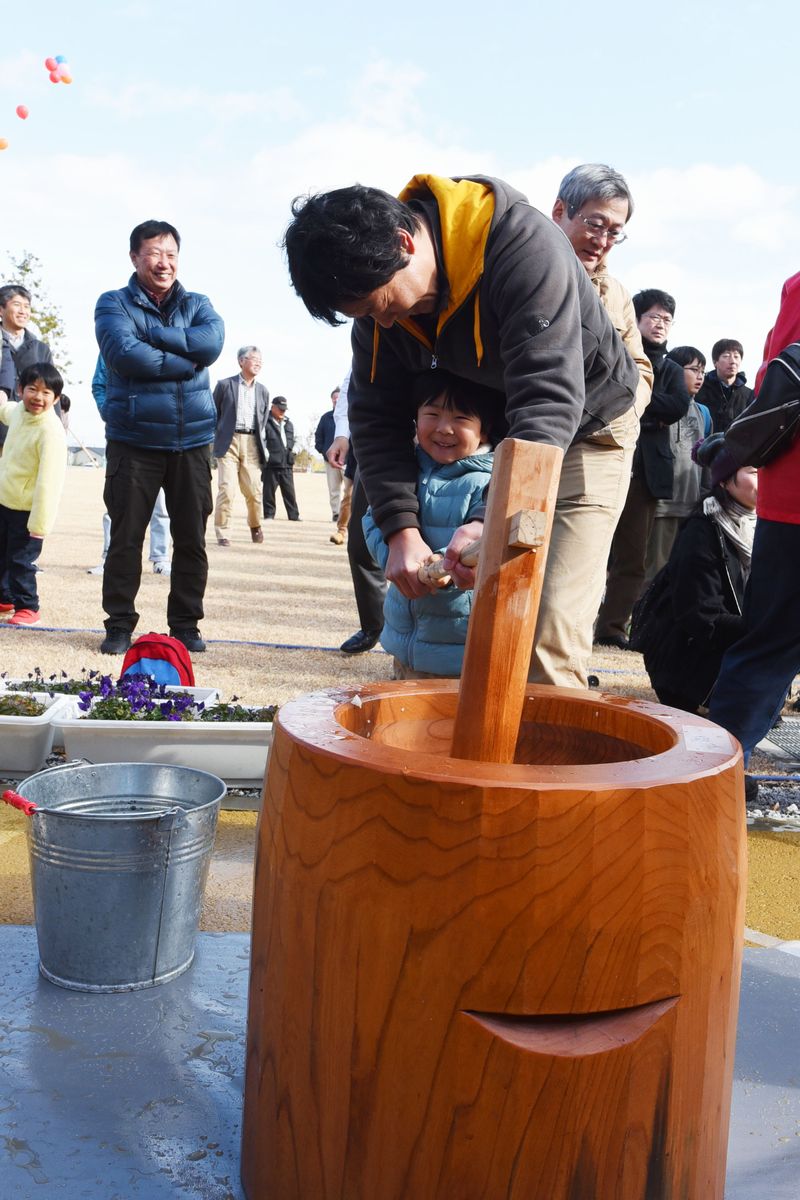 やっと杵を握れて嬉しそうなこども