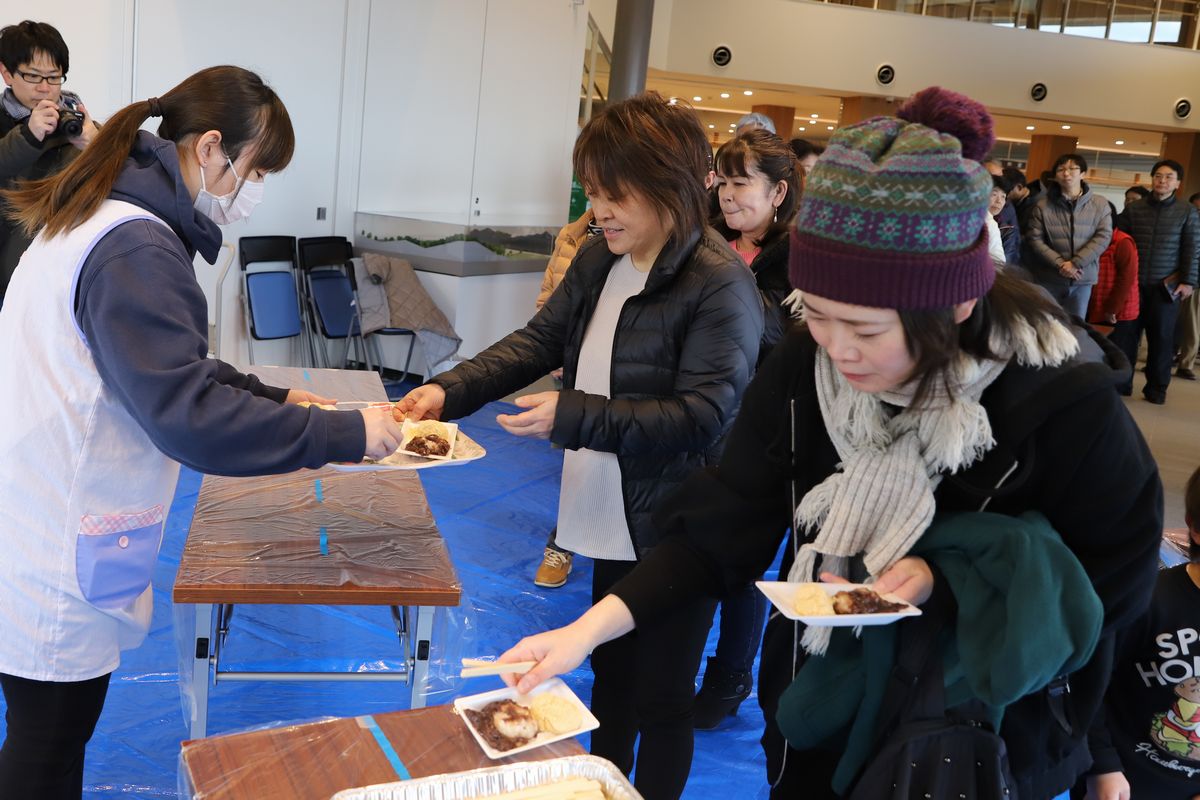 順番でもちを受け取る参加者