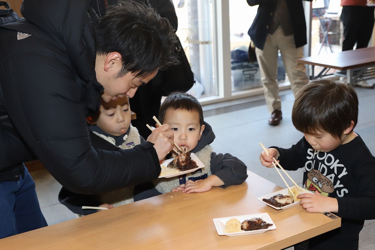 口いっぱいにもちを食べる子どもたち