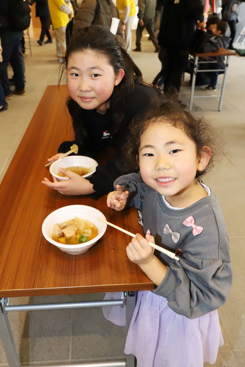 美味しくて、お腹いっぱい。満足げな子どもたち