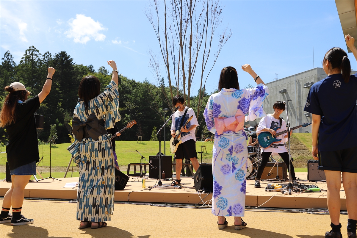 庁舎前のステージで演奏するAORAの皆さん