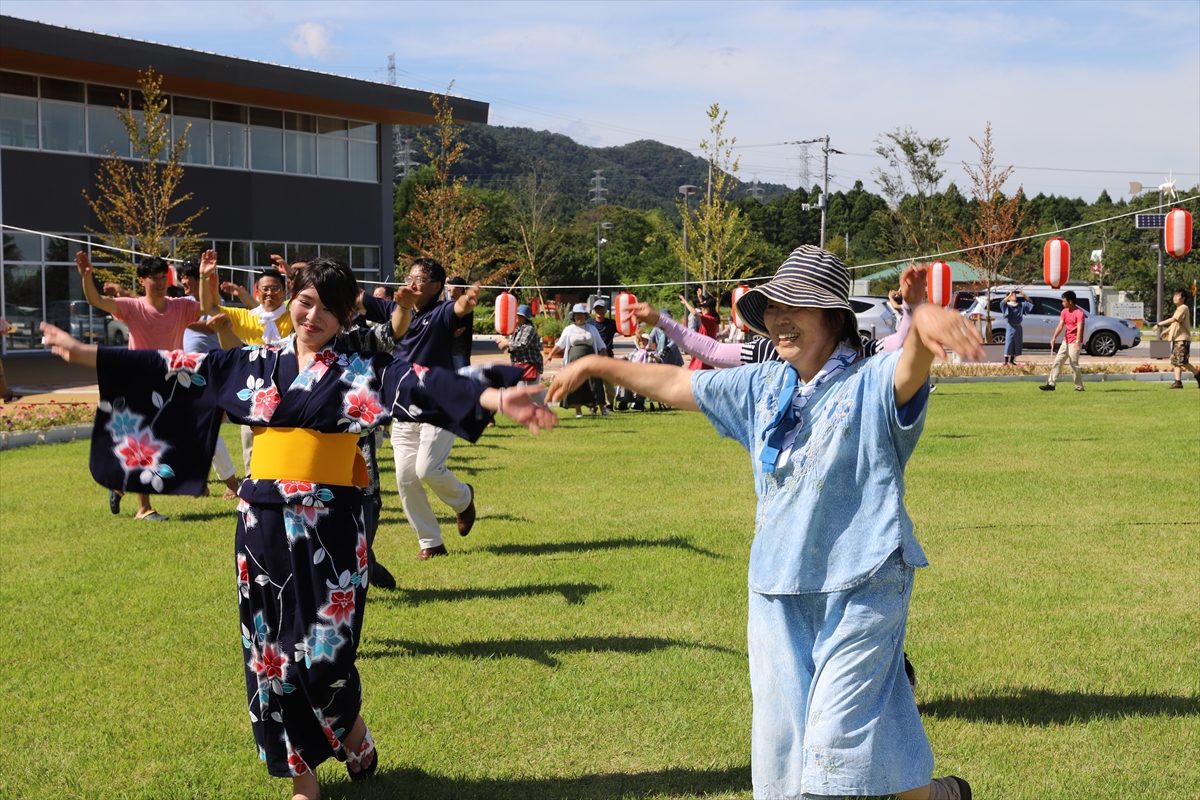 ベテランの方も初めての方も盆踊りを楽しみました