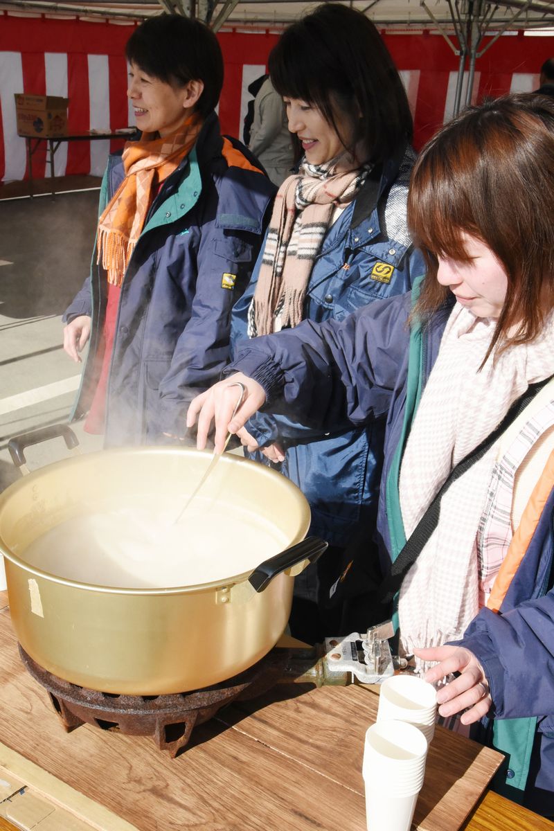 甘酒を配る女性たち