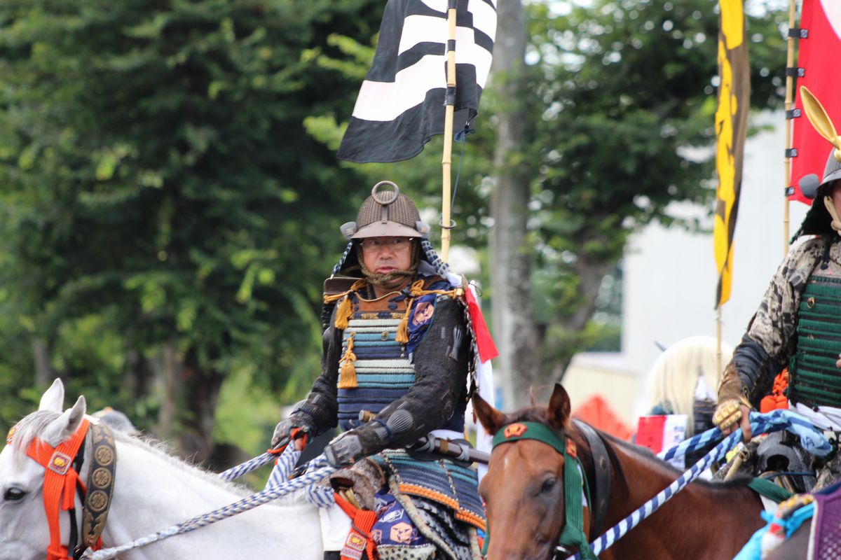 南相馬市内で行列を行う小野田政昭さん