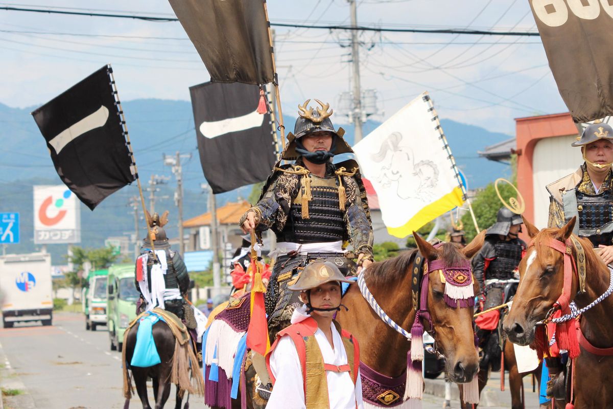 南相馬市内で行列を行う鈴木さん