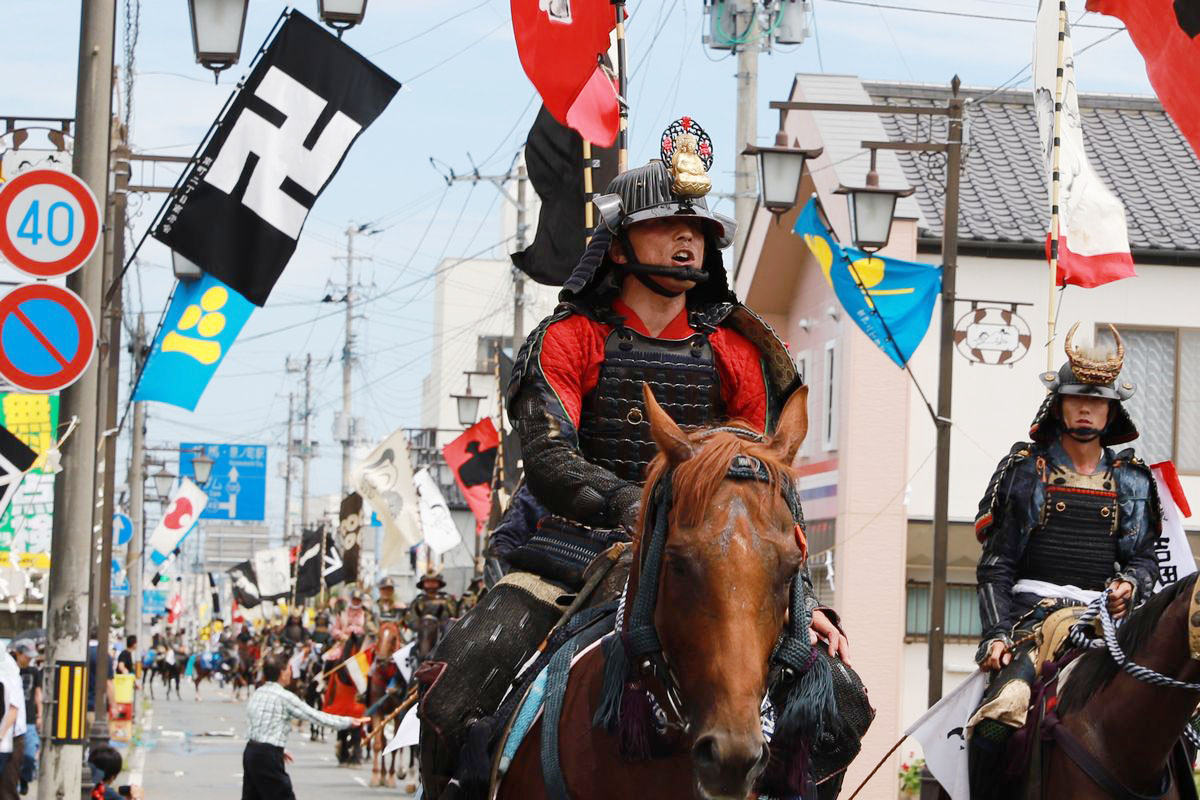 南相馬市内で行列を行う吉田さん