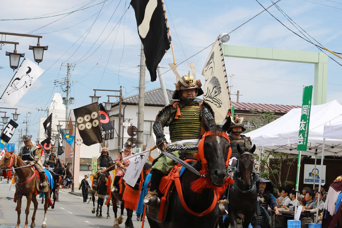 南相馬市内で行列を行う小野田淳さん