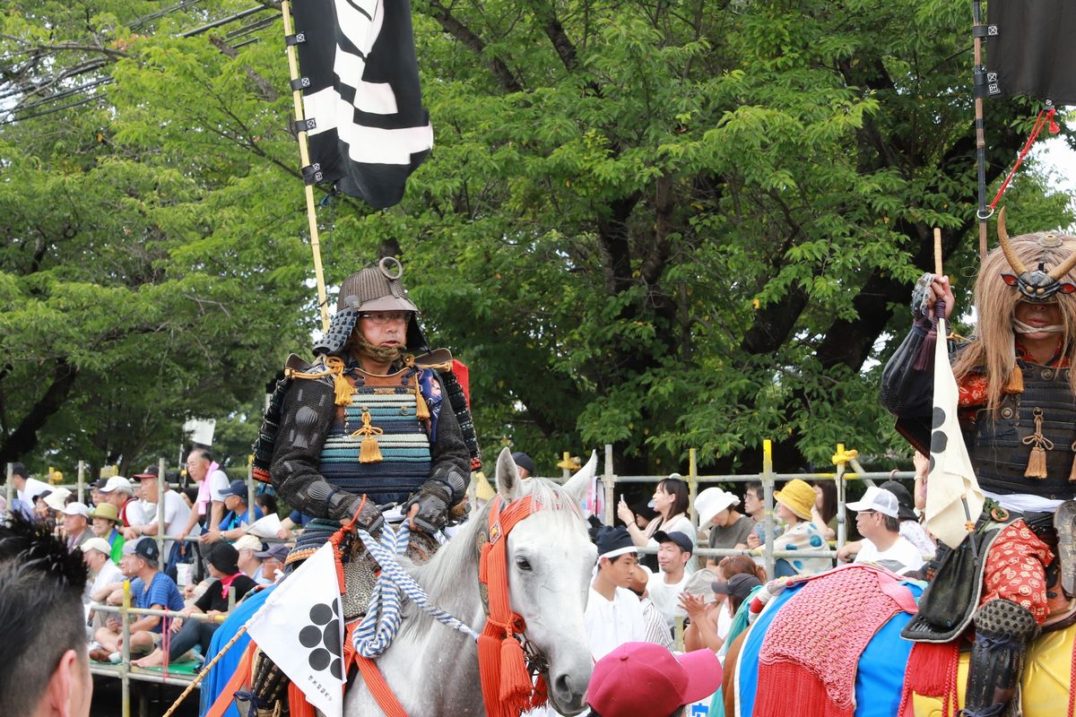 行列で雲雀ヶ原祭場地前に到着した小野田政明さん