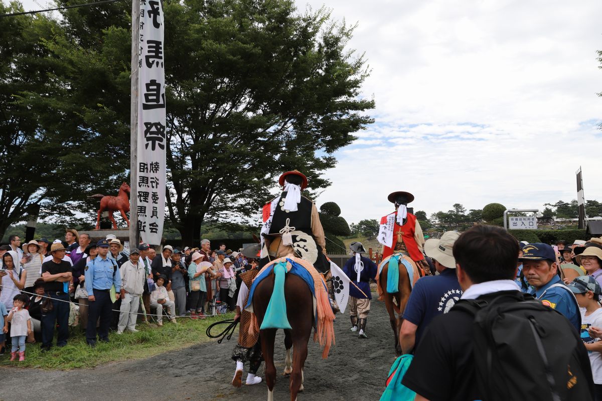 行列で雲雀ヶ原祭場地前に到着した木村教育長