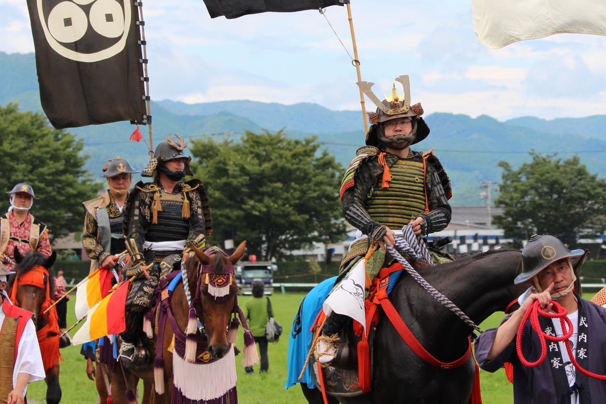 行列で雲雀ヶ原祭場地に到着した小野田淳さん