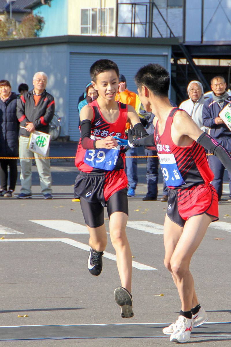 たすきを手渡す3区を走った斉藤選手