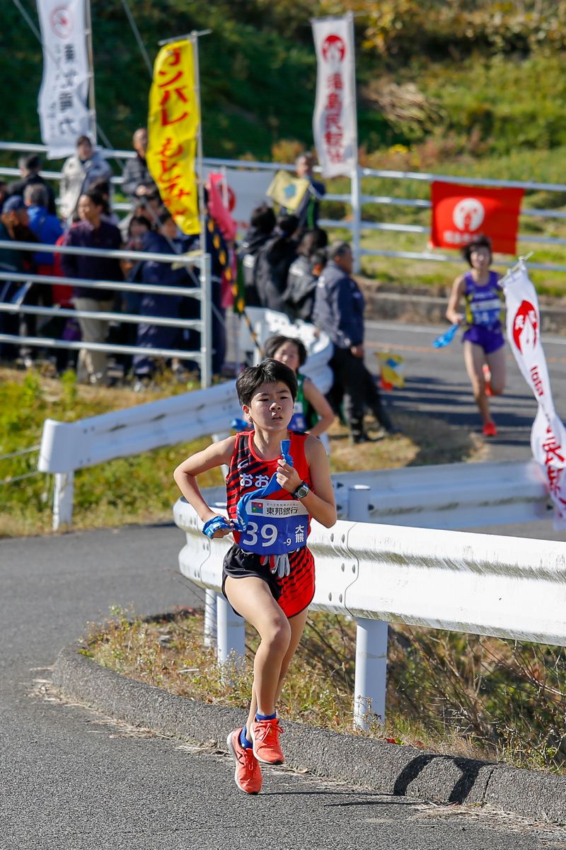 上り坂を走る初出場の9区尾内選手