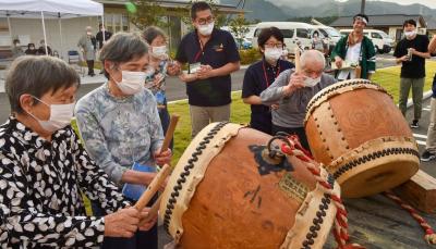 和太鼓を打って感触を味わう入居者