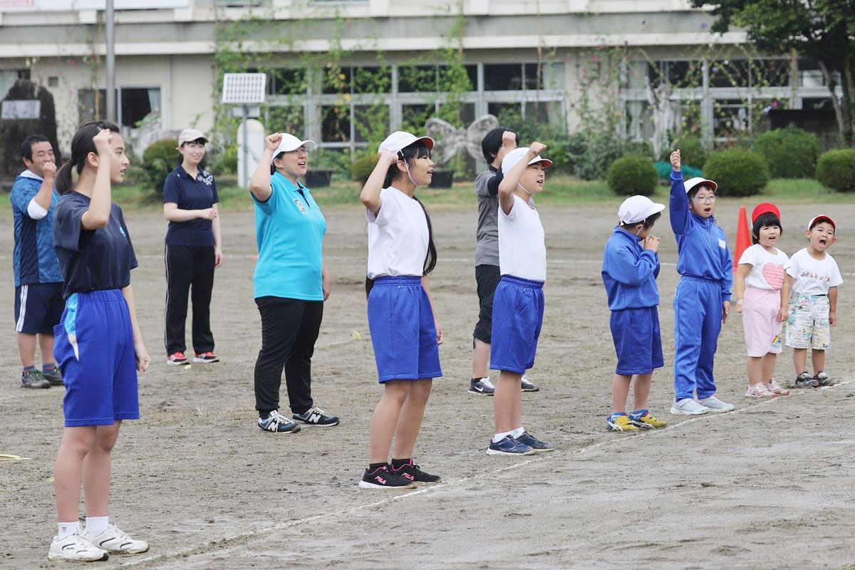 「白組勝つぞー、エイ、エイ、オー」と力強く叫ぶ白組の子どもたち