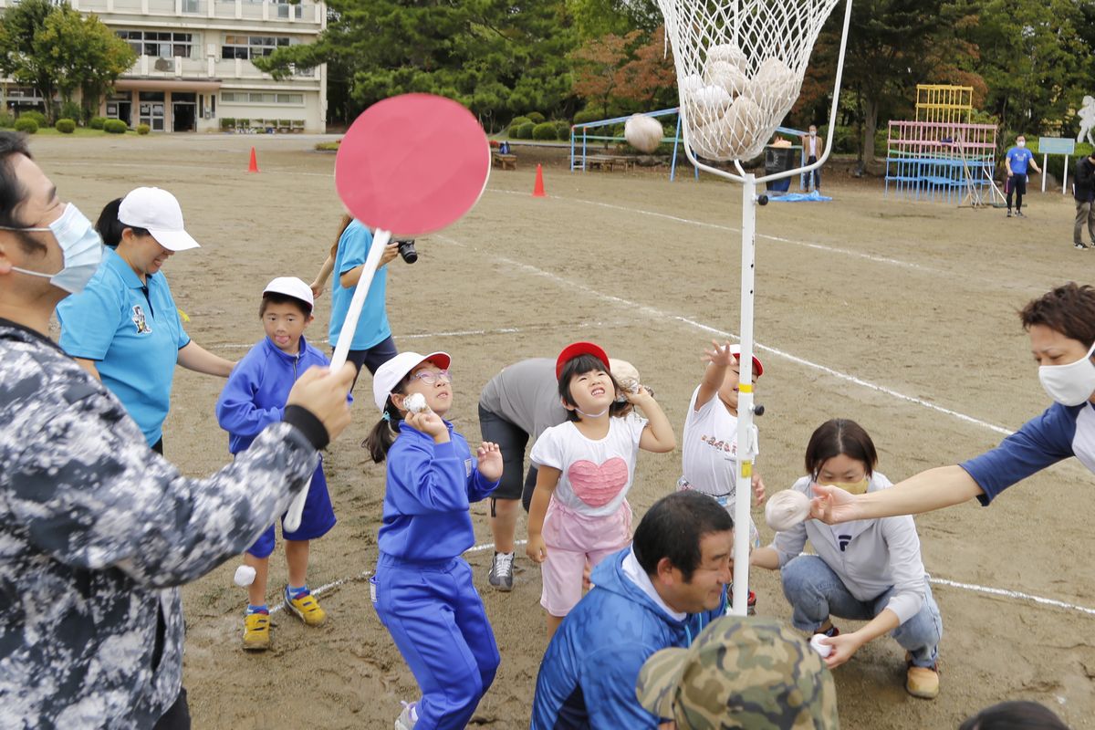 玉を入れさせないよう赤札を持っている妨害者に邪魔されないようかごを狙う白組の子どもたち