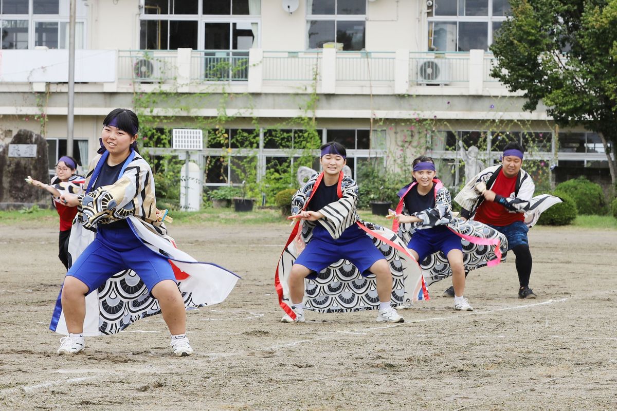 揃いの衣装を着て踊る中学生。振り付けもピッタリ揃ってます