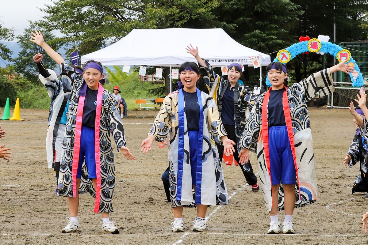 教職員と一緒に最後まで踊りきった3人