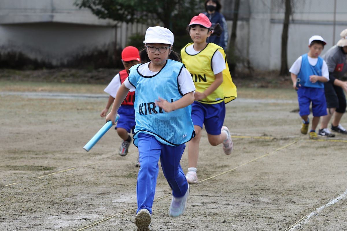 次の選手へ向かって一生懸命走る児童