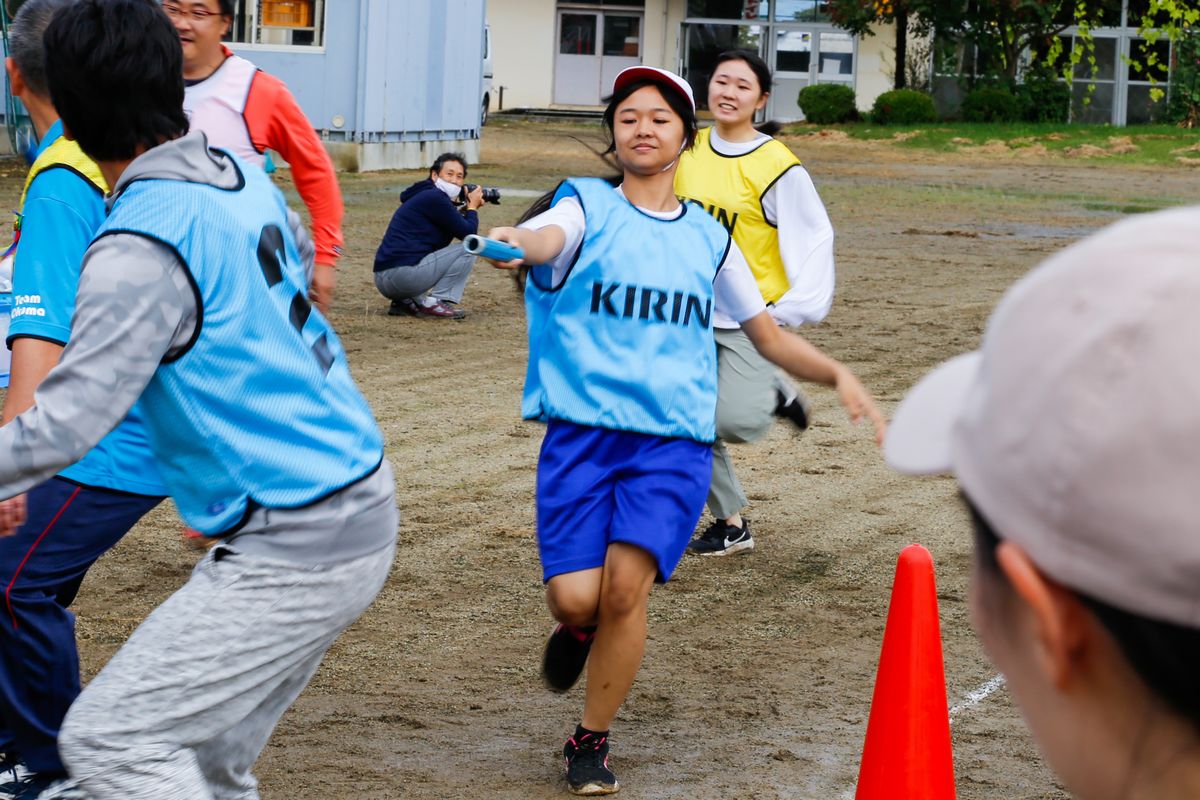 次の選手にバトンタッチする児童