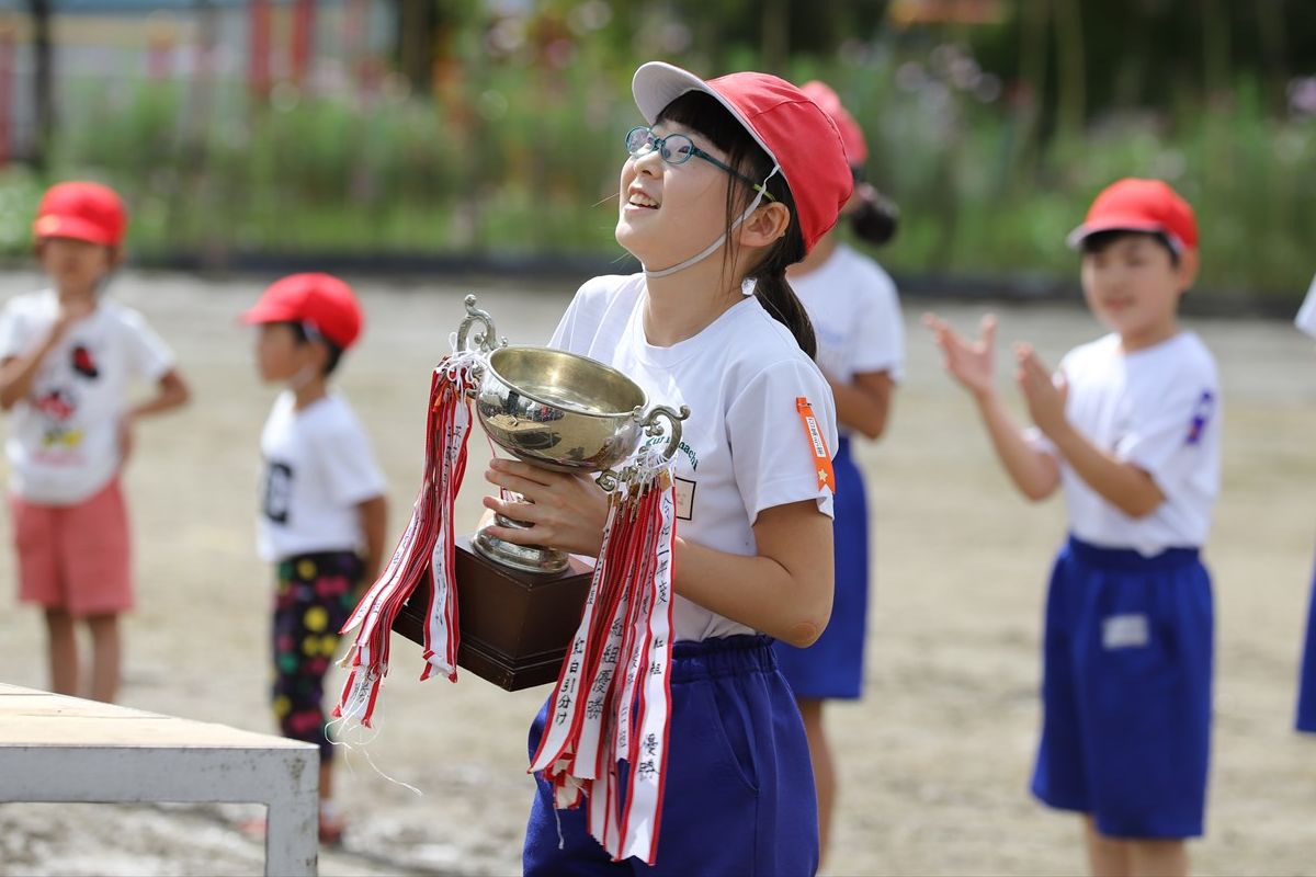 今年は紅組が優勝杯を授与されました