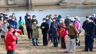 ダム湖底に降り、水没した集落の話を聞く参加者