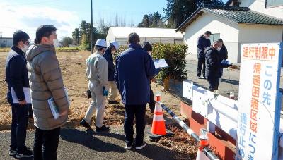 町内で除染状況を確認する委員ら