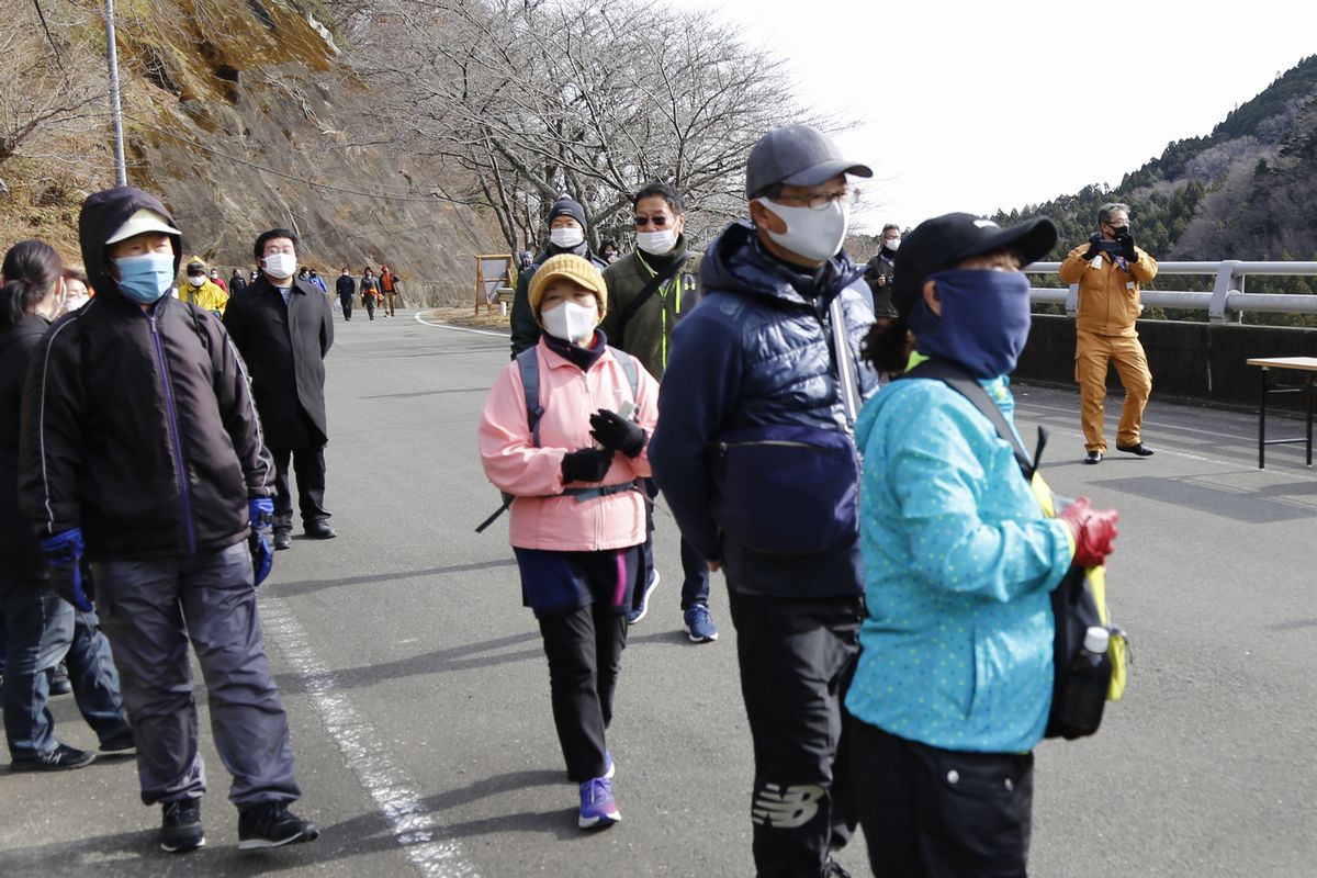 参加者がゴール地点に集まってきました。みんな元気に到着。片道約30分のウォーキングでした