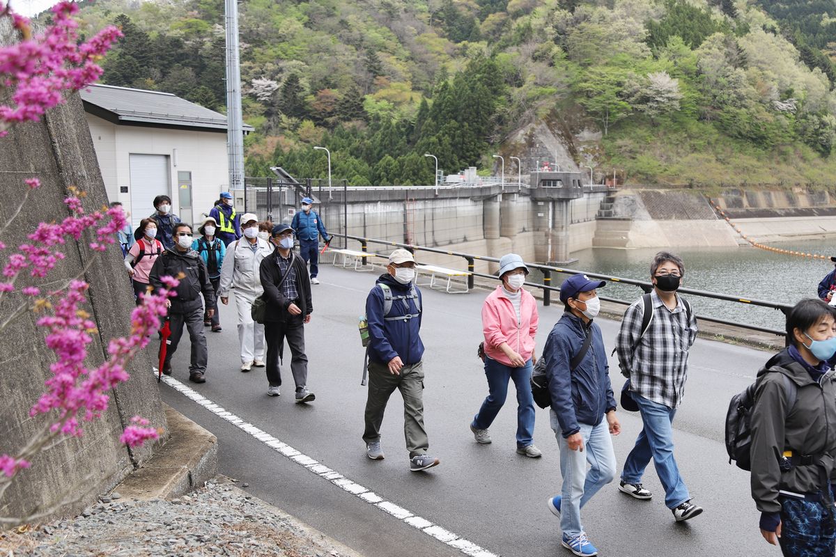 坂下ダムに全員無事到着。無理せず自分のペースで歩きました