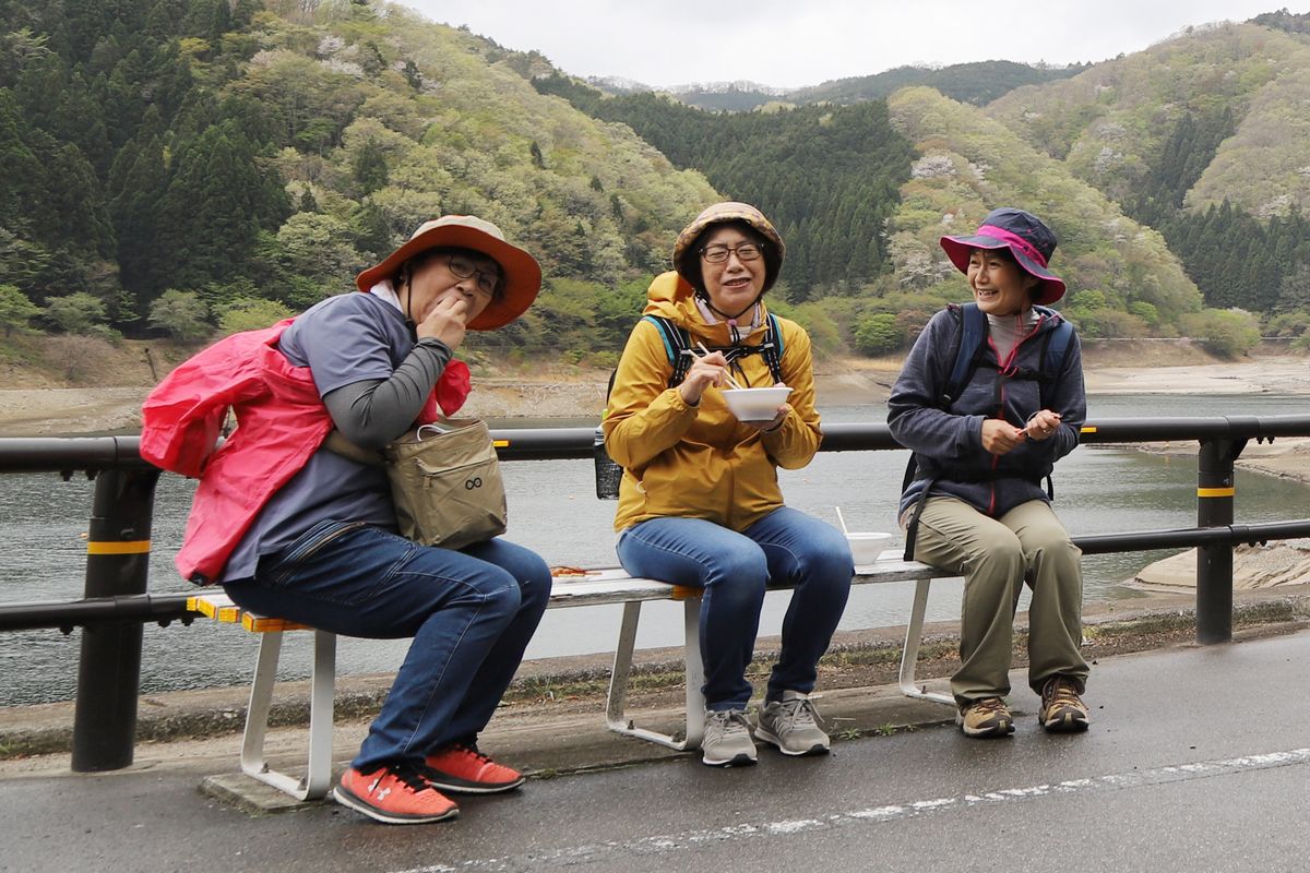 豚汁を味わ参加者の皆さん