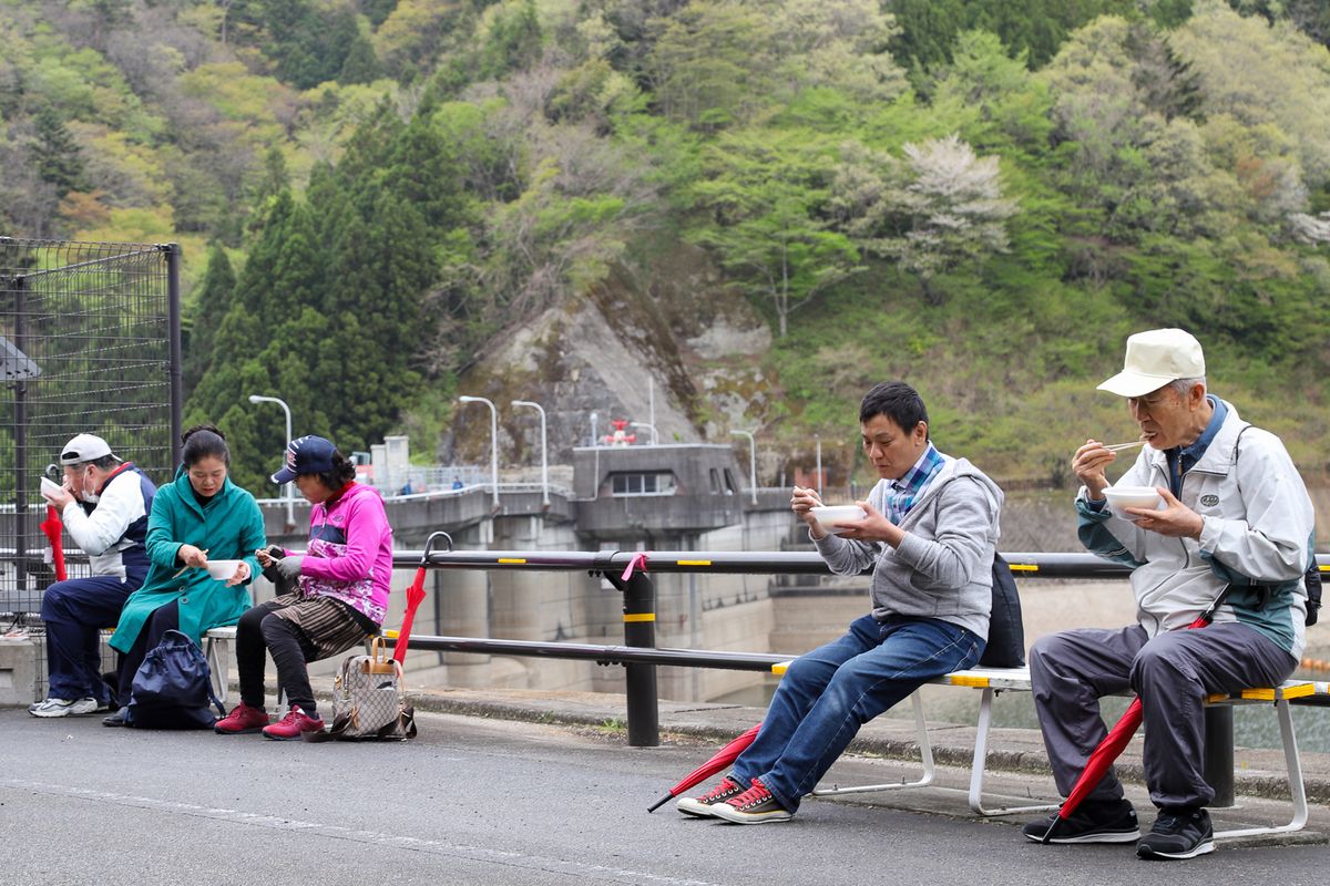 振る舞われた豚汁を味わう参加者