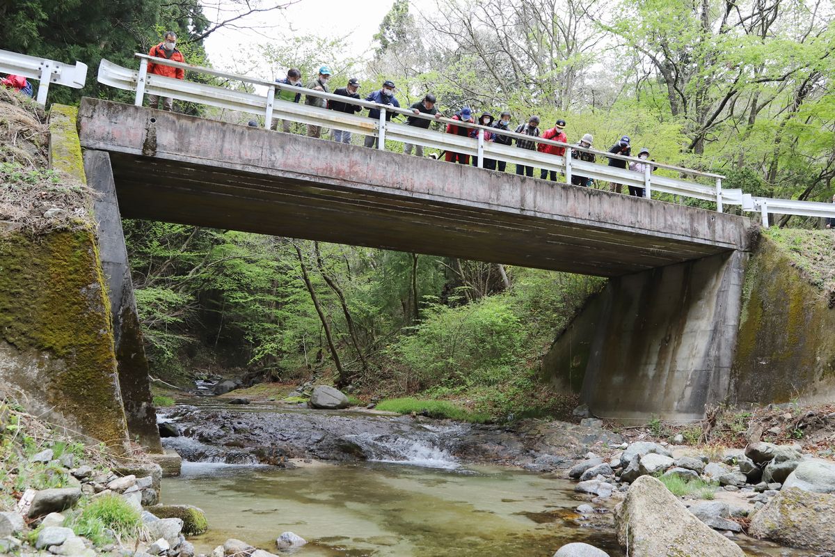 川の中に魚を見つけた参加者の声で、他の参加者も一斉に川を覗き込みました。見つけられたのでしょうか