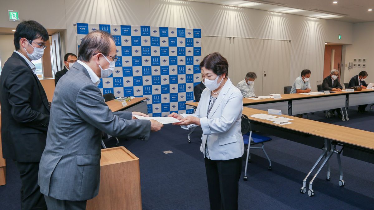 吉田町長から辞令を受ける根本友子会長（中央）