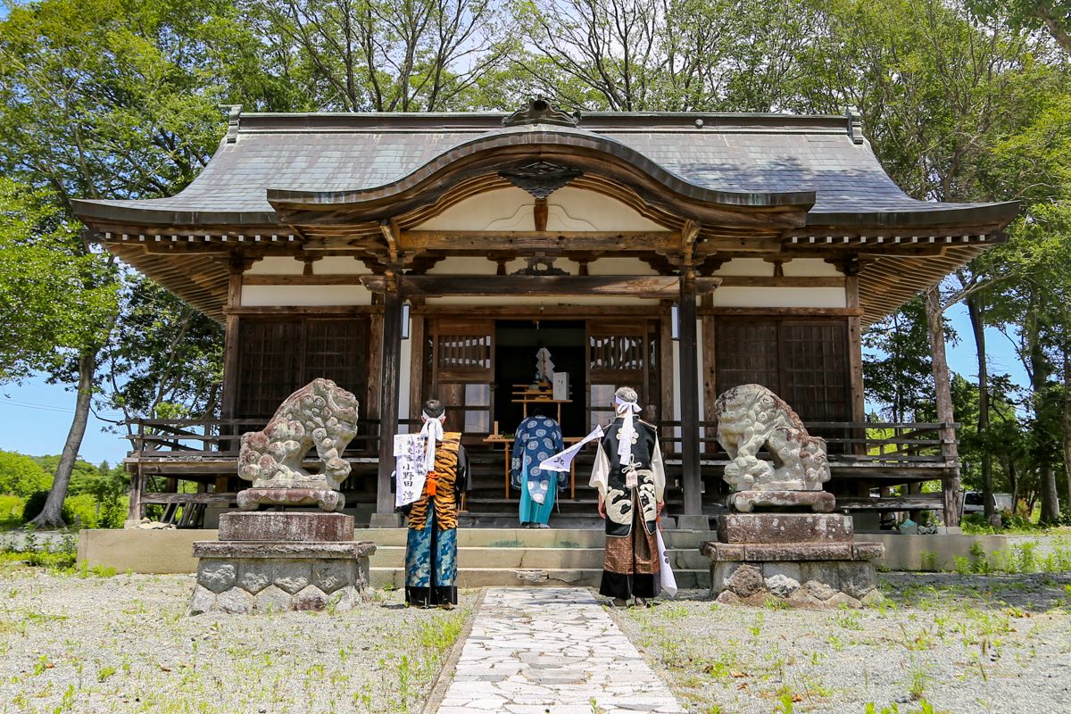 諏訪神社を参拝する町騎馬会。無事の凱旋を祈願しました