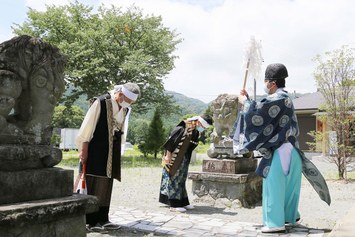 7月16日、出陣を前に町内野上地区の諏訪神社で祈祷を受けました