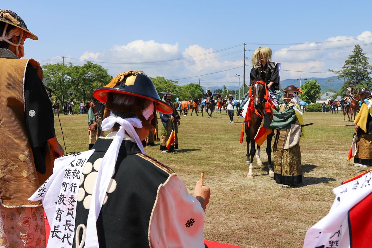 伝令役である御使番・小野田淳さんは本陣に拝謁。馬上から見事な口上を披露しました