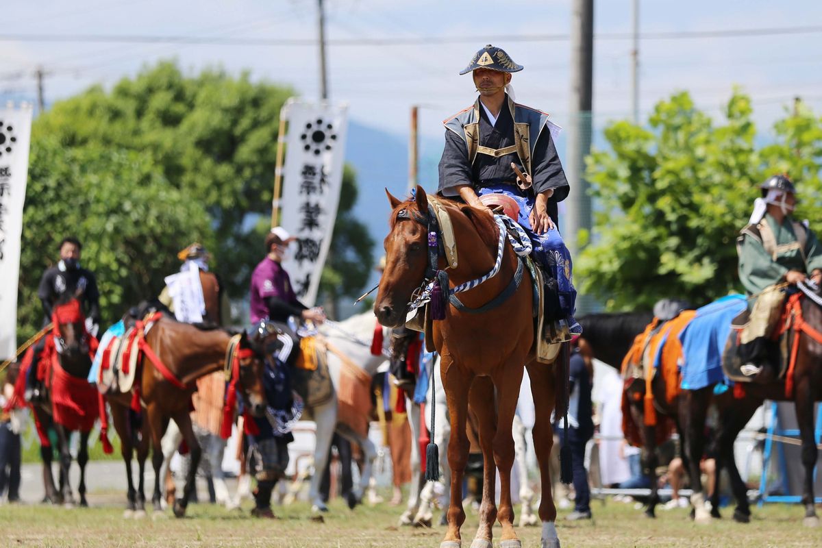 標葉郷の大熊町・双葉町・浪江町の騎馬武者は、郷の本陣が敷かれた浪江町中央公園に集結。公園内では約50騎の騎馬武者たちが意気軒昂として出陣の時を待ちました。中央は吉田さん