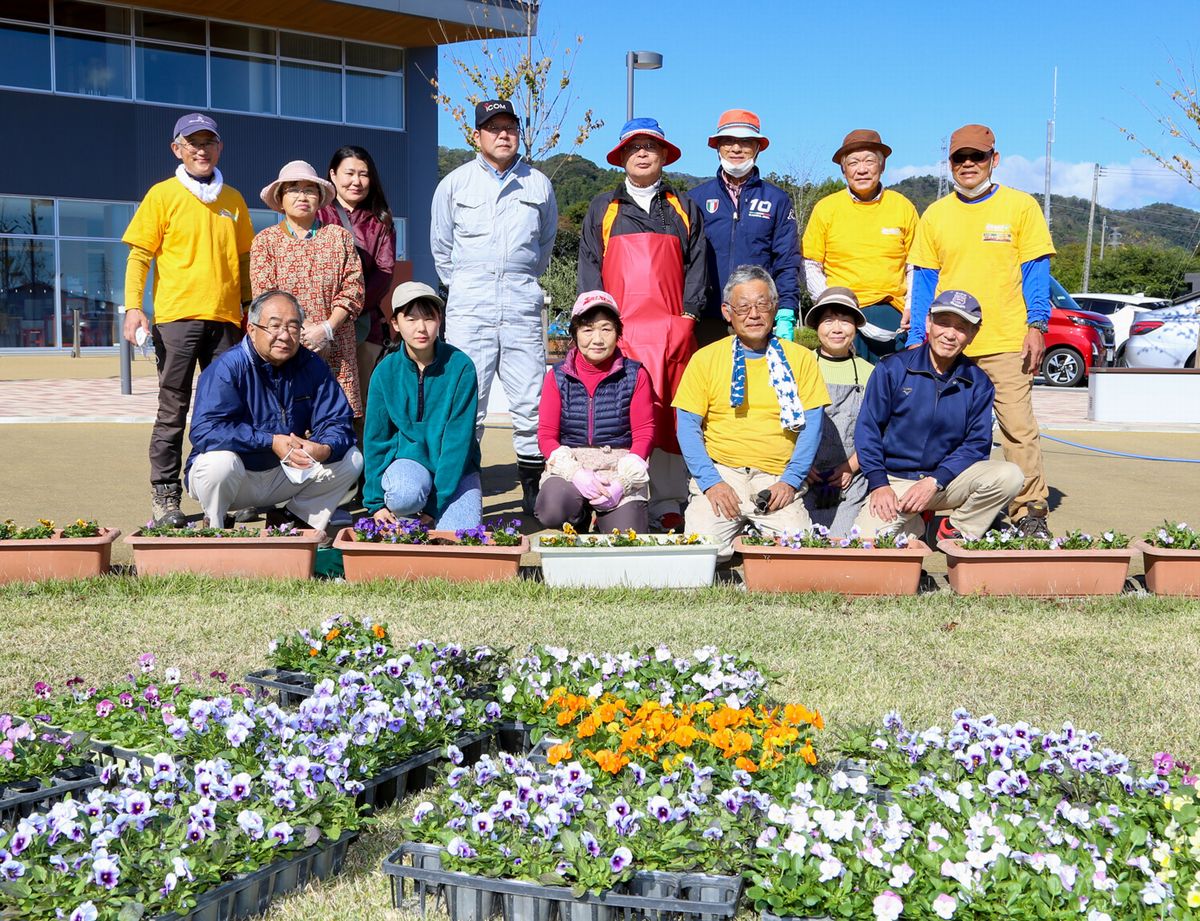 花植えを行った関係者の皆さん